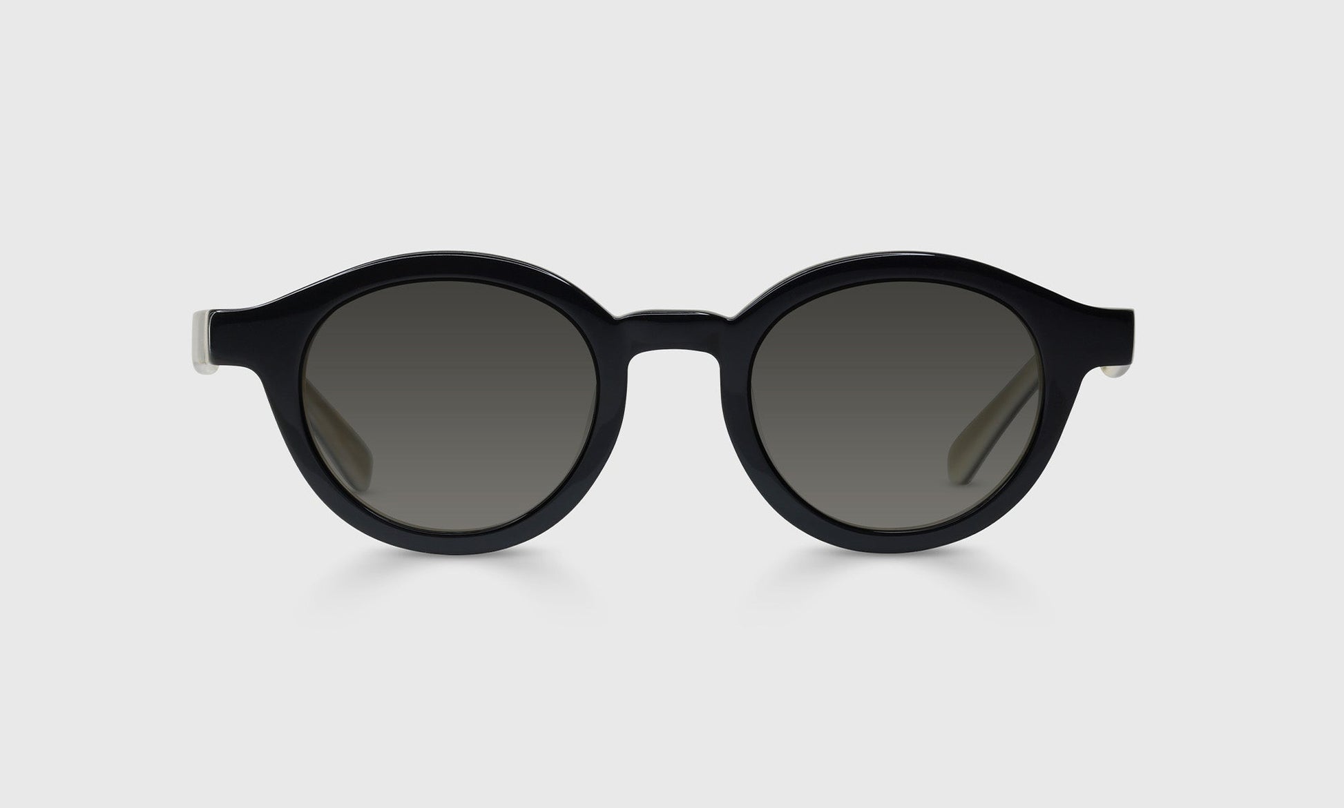 [00 - Black Outside and White Horned Inside]