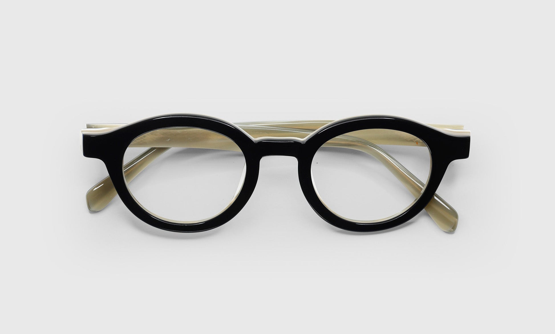 [00 - Black Outside and White Horned Inside]